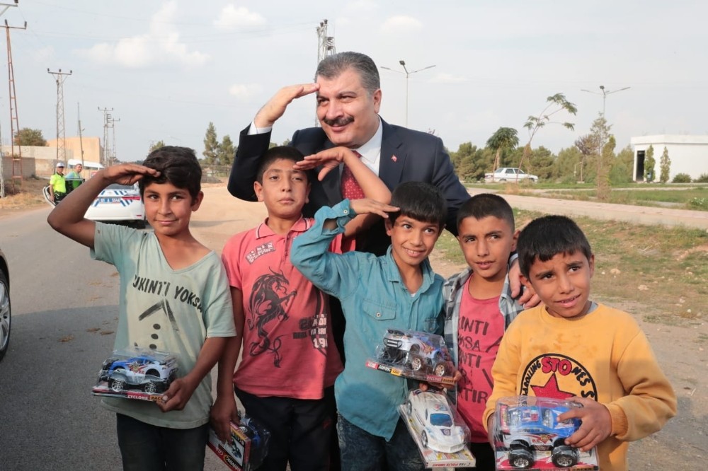 Bakan Koca çocuklarla asker selamı verdi