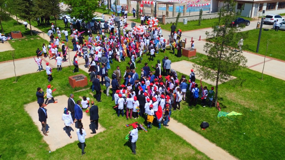 Çocuklar gökyüzünü renklendirdi