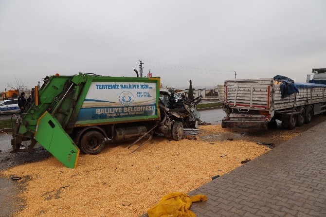 Çöp kamyonu ile park halindeki tırın karıştığı kazada temizlik işçisinin kolu koptu