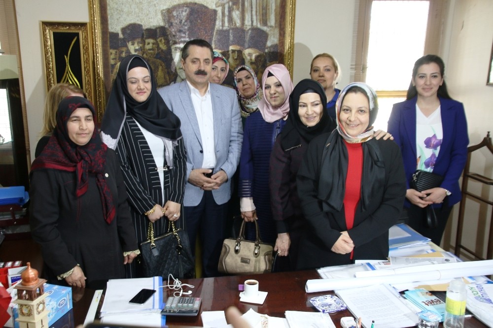 Sema Çiftçi ve başkan eşlerinin evet çalışması sürüyor