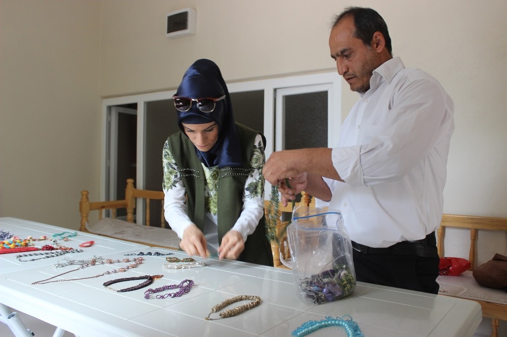 Bedensel engelli takı tasarımcısı bu sanatı arkadaşlarına da öğretiyor