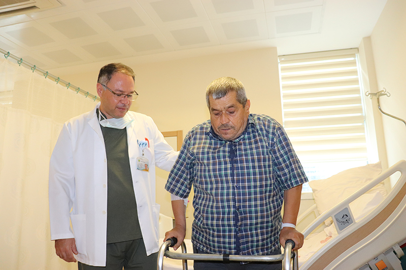 60 YAŞINDAKİ HASTA KALÇA PROTEZİ AMELİYATI İLE SAĞLIĞINA KAVUŞTU