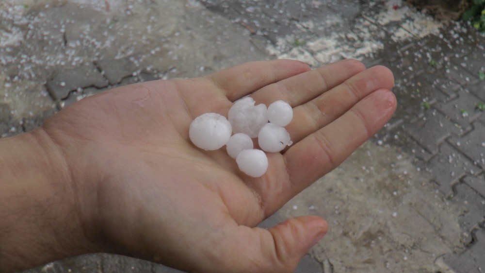 Fındık büyüklüğünde dolu hayatı olumsuz etkiledi