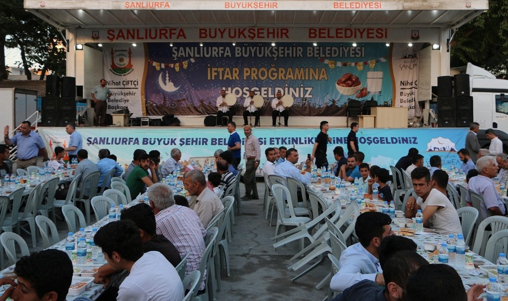 Büyükşehir Suruç’ta iftar yemeği düzenledi