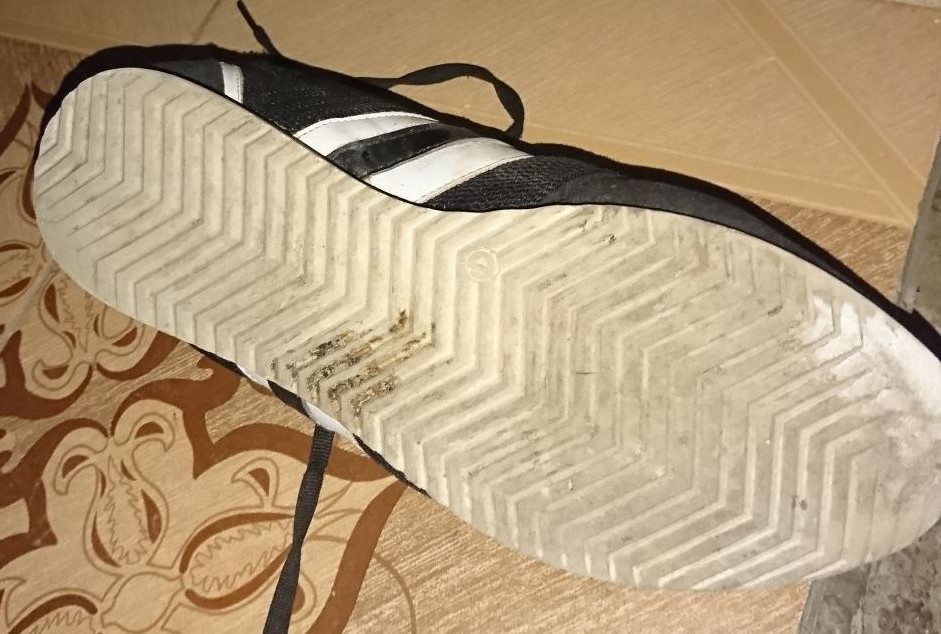 Yüzünü kapatan çocuk hırsızı, olay yerinde bıraktığı ayakkabı izi yakalattı