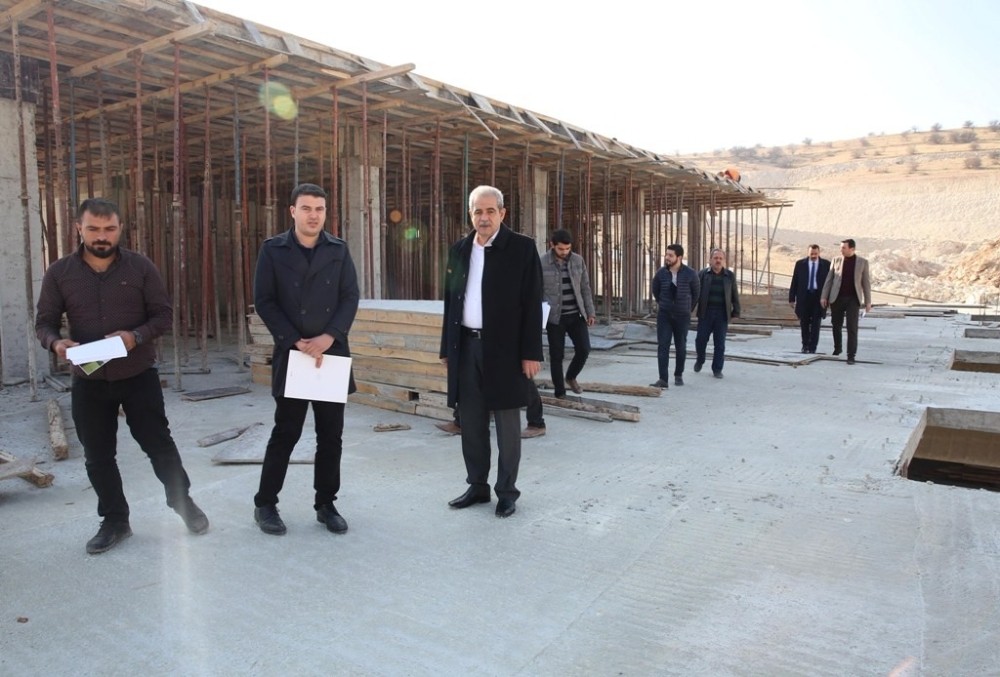 Başkan Demirkol, yarı olimpik yüzme havuzu inşaatını inceledi