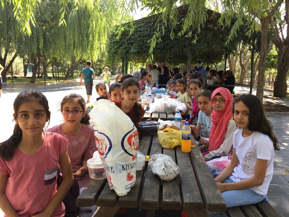 Öğrenciler yaz tatilini dolu dolu yaşıyor