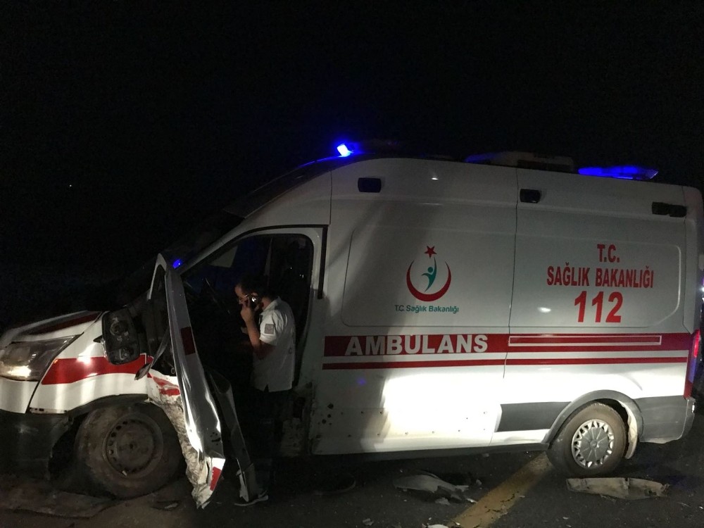 Ambulans da kazaya karıştı: 7 yaralı