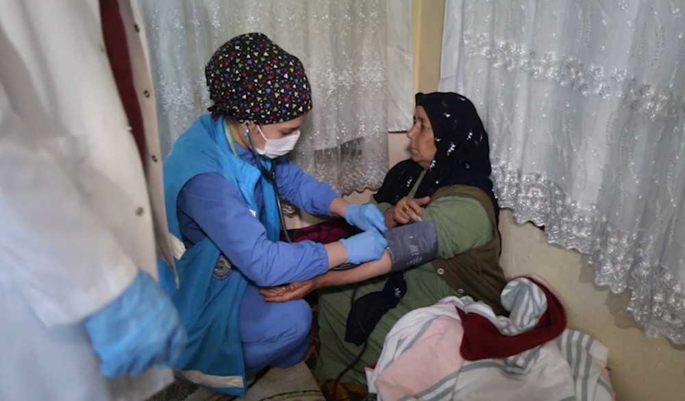 Salgınla mücadele 18 bin yaşlıya evde sağlık hizmeti