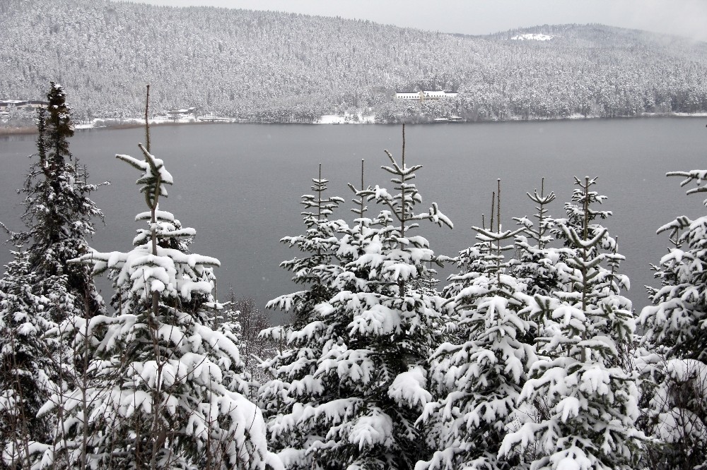 Nisan ayında Yağan Kar ile Abant’ta kar manzarası büyülüyor