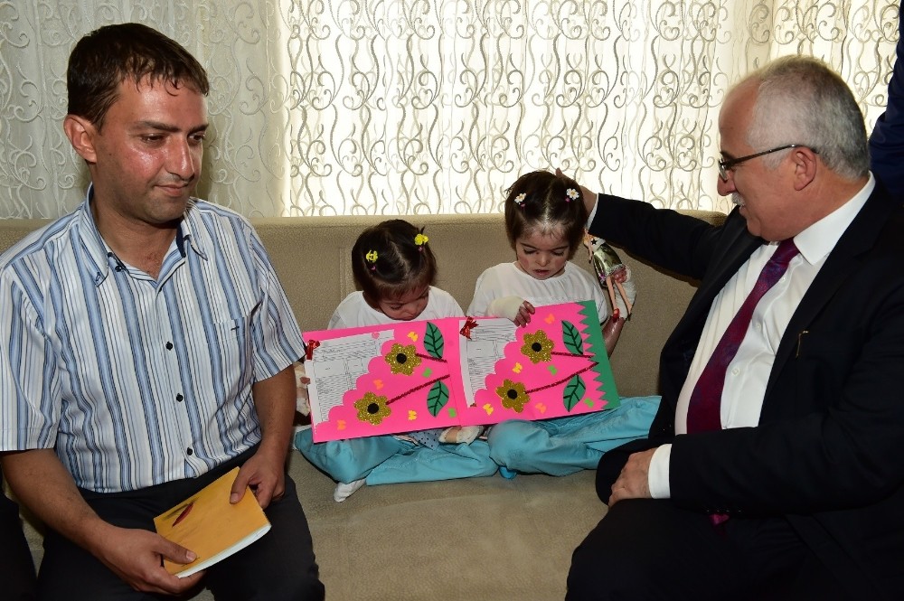 Minik kelebekler karnelerini Vali Tuna’dan aldı