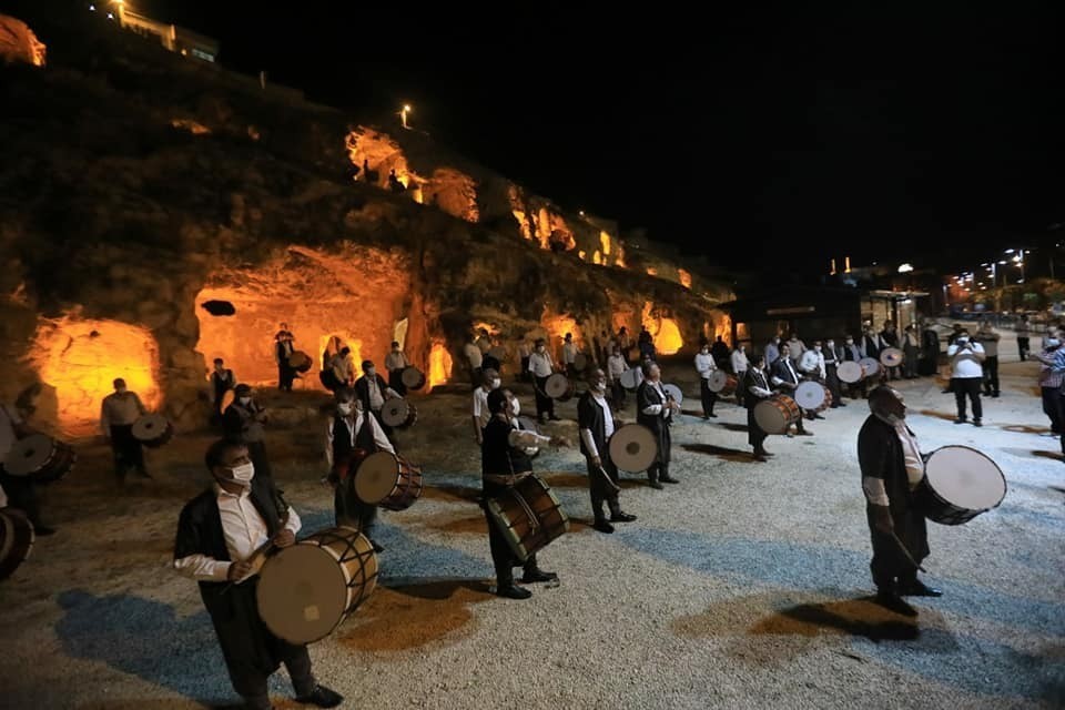 120 davulcu sosyal mesafe kuralına uyarak davul çaldı