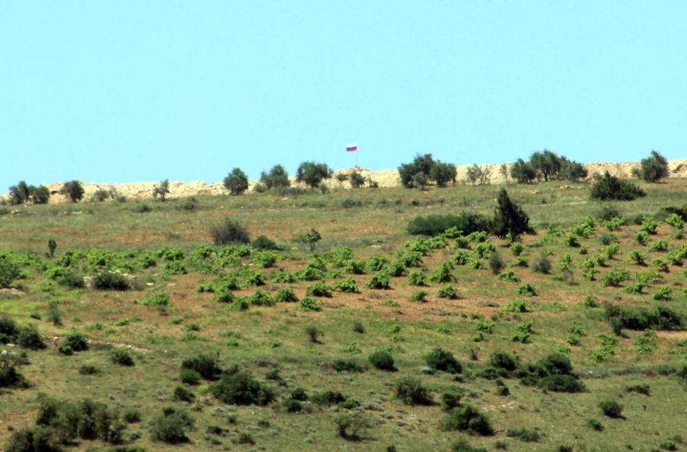 Suriye sınırına Rus bayrağı çekildi