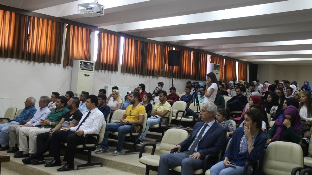 Üniversiteye yeni başlayan öğrenciler tanışma toplantısında buluştu