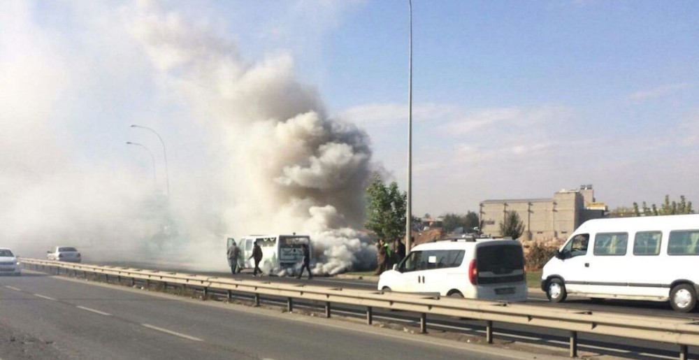 Seyir halindeki cenaze aracı alev aldı