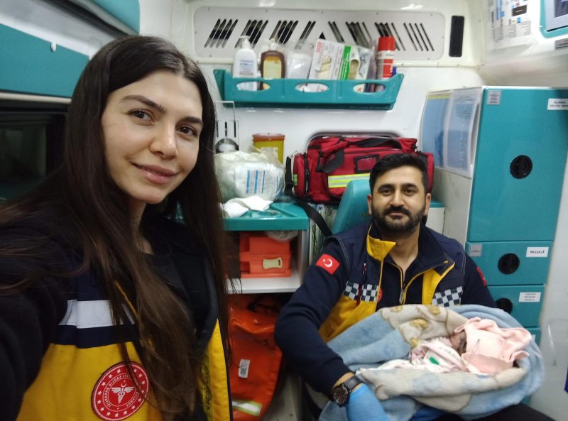 ŞANLIURFA’DA AMBULANSTA MUCİZE DOĞUM: 112 EKİPLERİ ZAMANLA YARIŞTI