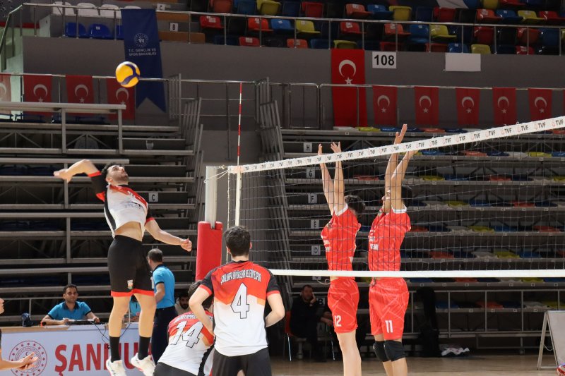ŞANLIURFA BÜYÜKŞEHİR BELEDİYESİ GENÇ ERKEKLER VOLEYBOL TAKIMI YARI FİNALE ÇIKTI
