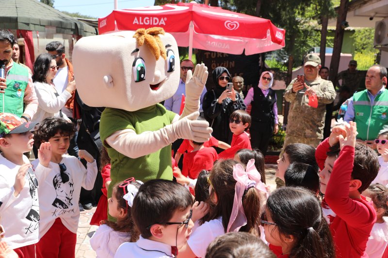 HALİLİYE'DE ÇİFTE BAYRAM: MİNİKLER 23 NİSAN'I HEM EĞLENEREK HEM ÖĞRENEREK KUTLADI