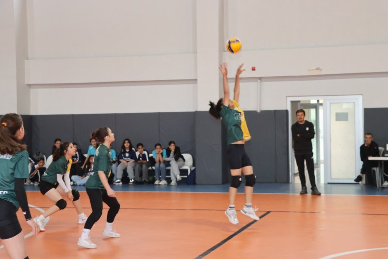 KARAKÖPRÜ’DE VOLEYBOL HEYECANI BAŞLADI!