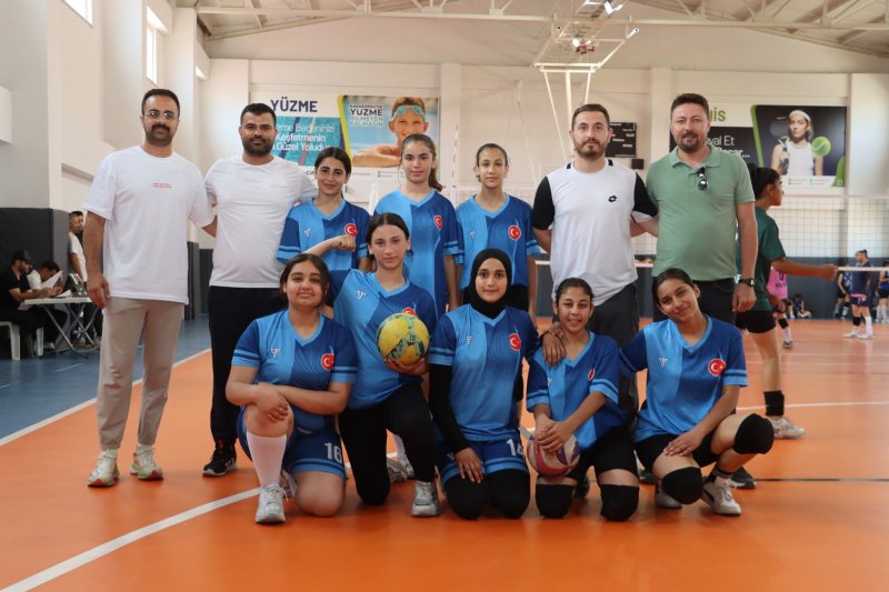 KARAKÖPRÜ’DE VOLEYBOL TURNUVASINDA HEYECAN SÜRÜYOR