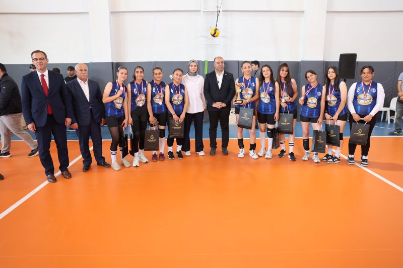 KARAKÖPRÜ’DE ORTAOKULLAR ARASI VOLEYBOL TURNUVASI COŞKULU FİNALLE SONA ERDİ