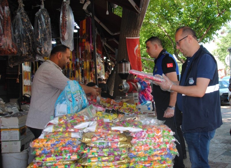 Büyükşehir Zabıtası Bayram Öncesi Sahada: Şeker ve Çikolatalara Sıkı Denetim!