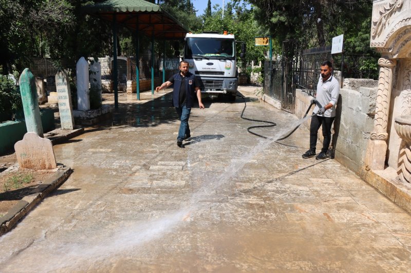 Büyükşehir Mezarlıkları Bayram Ziyaretine Hazırladı