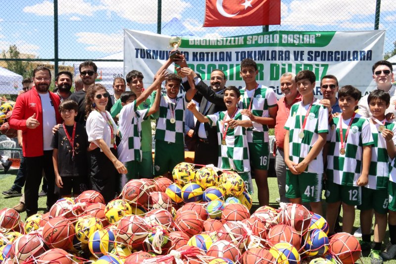 “BAĞIMSIZLIK SPORLA BAŞLAR” FUTBOL TURNUVASI SONA ERDİ
