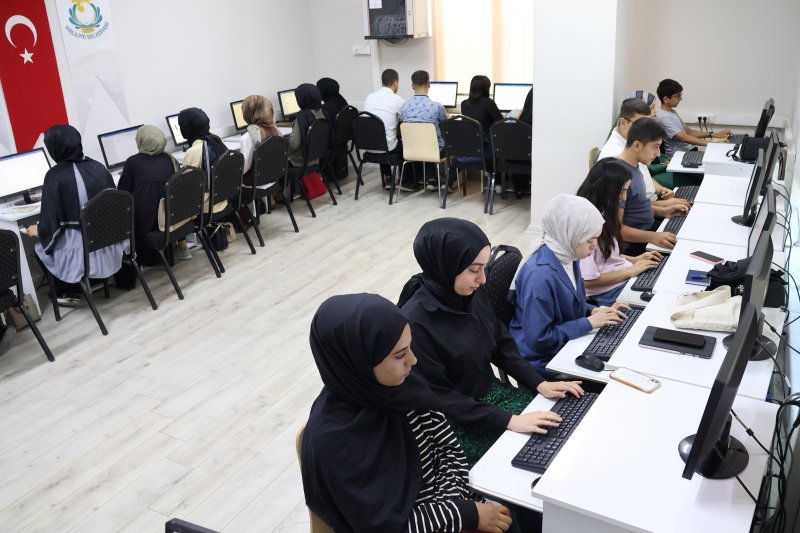 HALİLİYE BELEDİYESİ GENÇLERİN EĞİTİMİNE DESTEK OLMAYI SÜRDÜRÜYOR