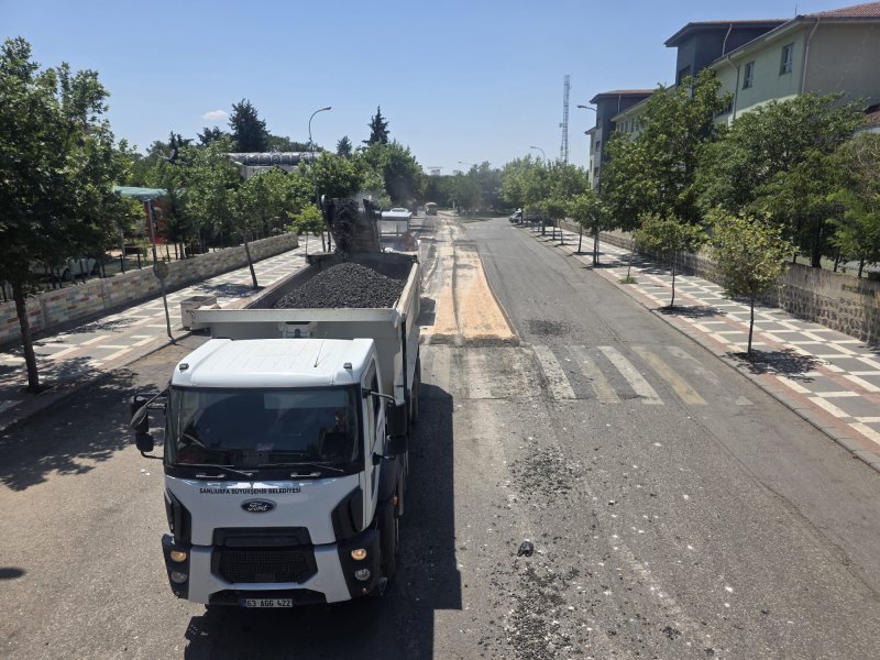 SİVEREK'TE İKİ ÖNEMLİ CADDE SICAK ASFALTLA YENİLENİYOR