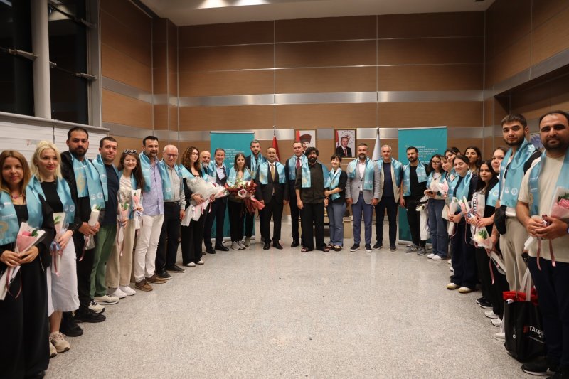 DÜNYA BİRİNCİSİNE HAVALİMANINDA COŞKULU KARŞILAMA