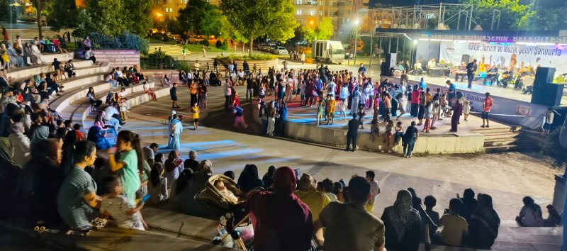 TURGUT ÖZAL PARKI’NDA TÜRKÜLERLE DOLU GECE