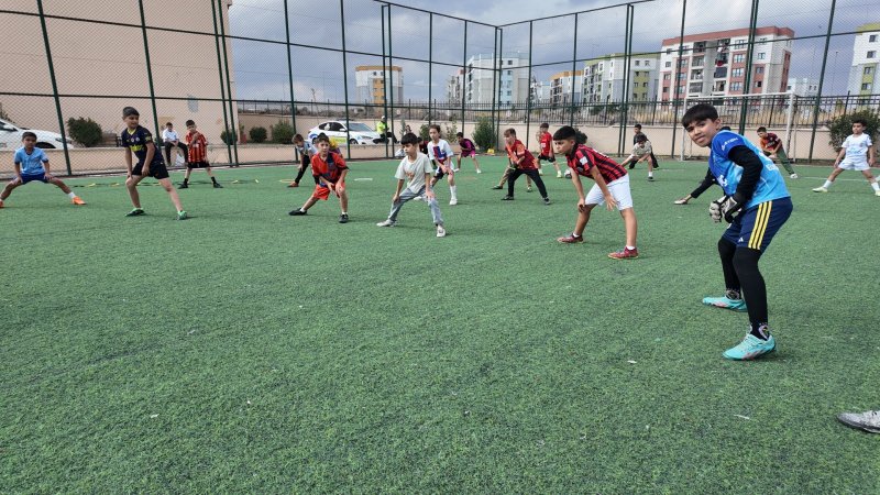 KARAKÖPRÜ’DE ÇOCUKLAR SPORLA GELİŞİYOR