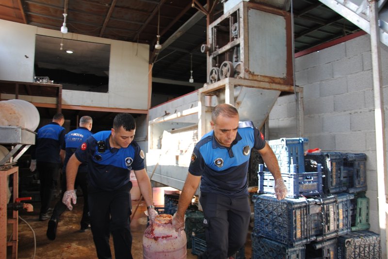 ŞANLIURFA’DA GIDA DENETİMİ: ÇÜRÜMÜŞ DOMATES VE KÜFLÜ SALÇAYA EL KONULDU