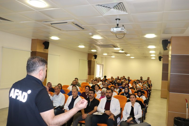 HARRAN ÜNİVERSİTESİ HASTANESİ PERSONELİNE TEMEL AFET FARKINDALIK EĞİTİMİ