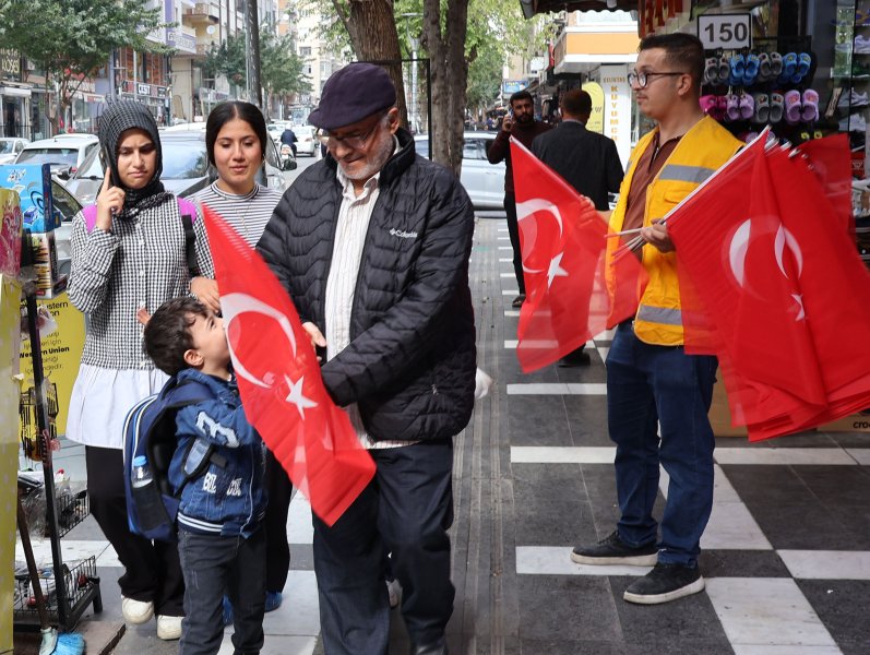 HALİLİYE BELEDİYESİ’NDEN 29 EKİM’E ÖZEL BAYRAK DAĞITIMI