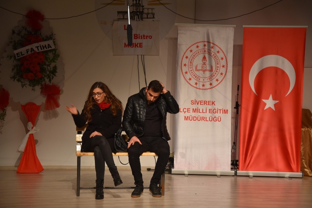 Öğretmenler engelli öğrenciler için sahneye çıktı