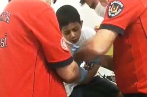 Parmağına civata sıkıştı