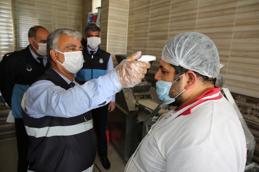 Karaköprü  zabıtasından ateş ölçerek denetim