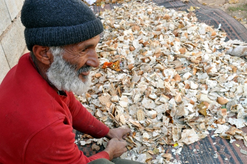 (ÖZEL)Suriyeli mülteci çöpten topladığı ekmekten para kazanıyor
