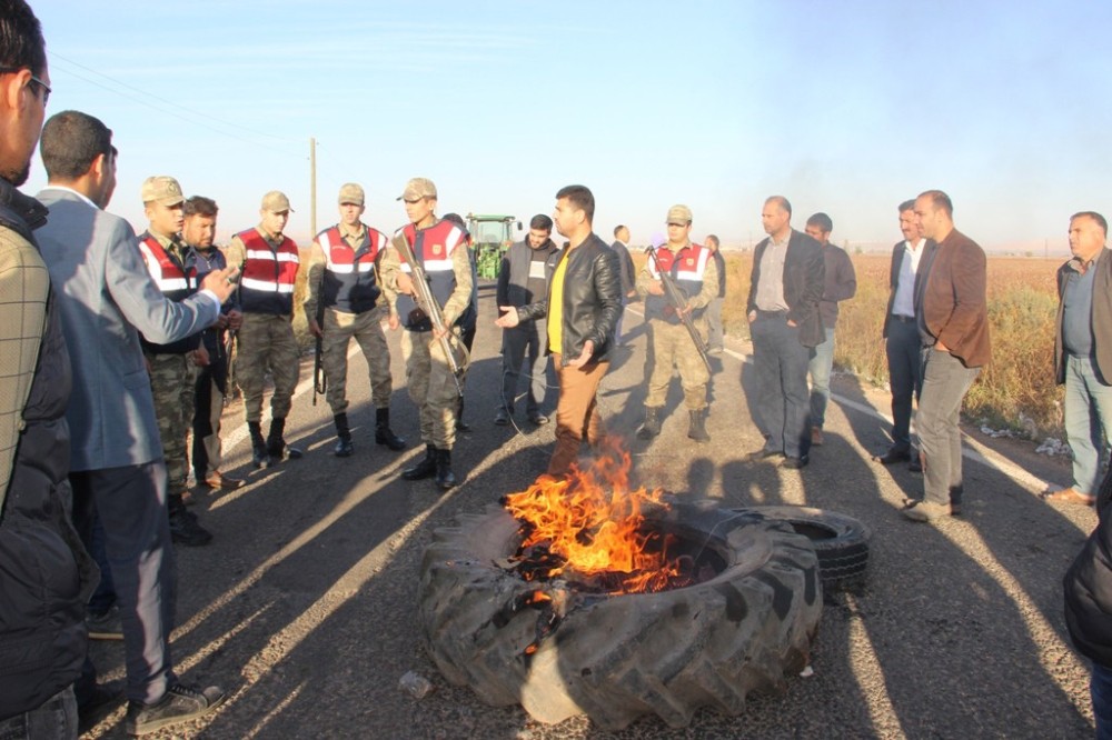 3 kişinin öldüğü yolu trafiğe kapatıp lastik yaktılar