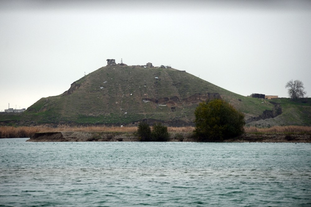 PKK/YPG’li teröristler sınıra yakın yerlerdeki mevzilerden çekildi