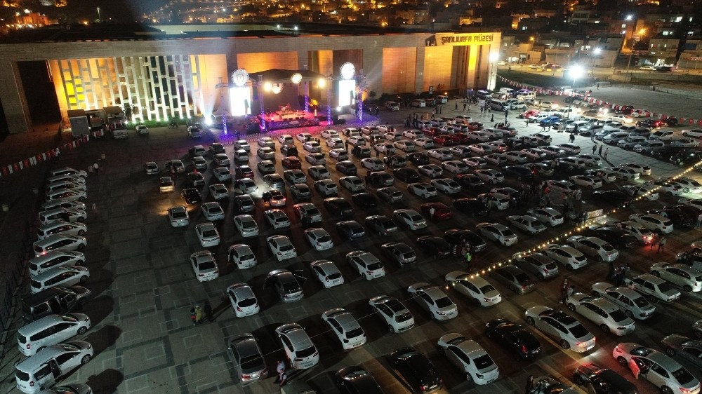 Şanlıurfa’da arabada müzik şöleni