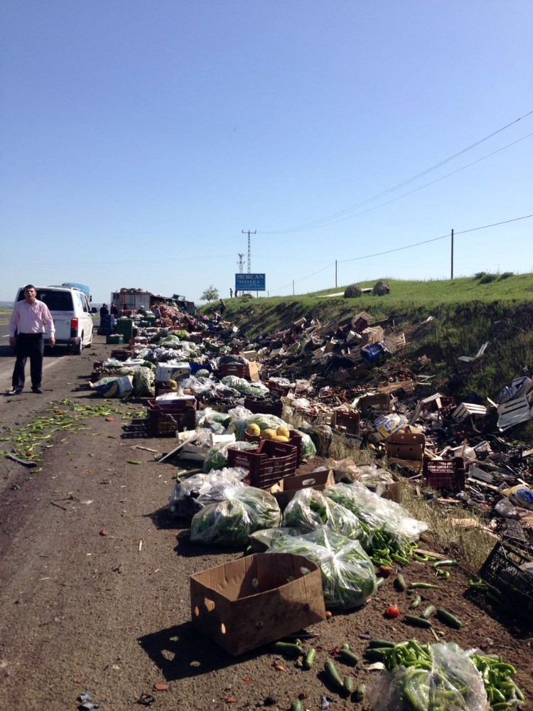 Şanlıurfa’da sebze yüklü tır devrildi