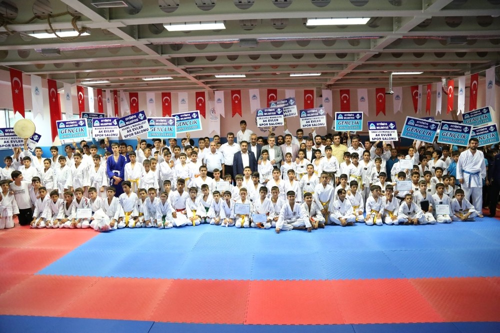 Gençlik merkezinden mezun olan sporcular gösteri düzenledi