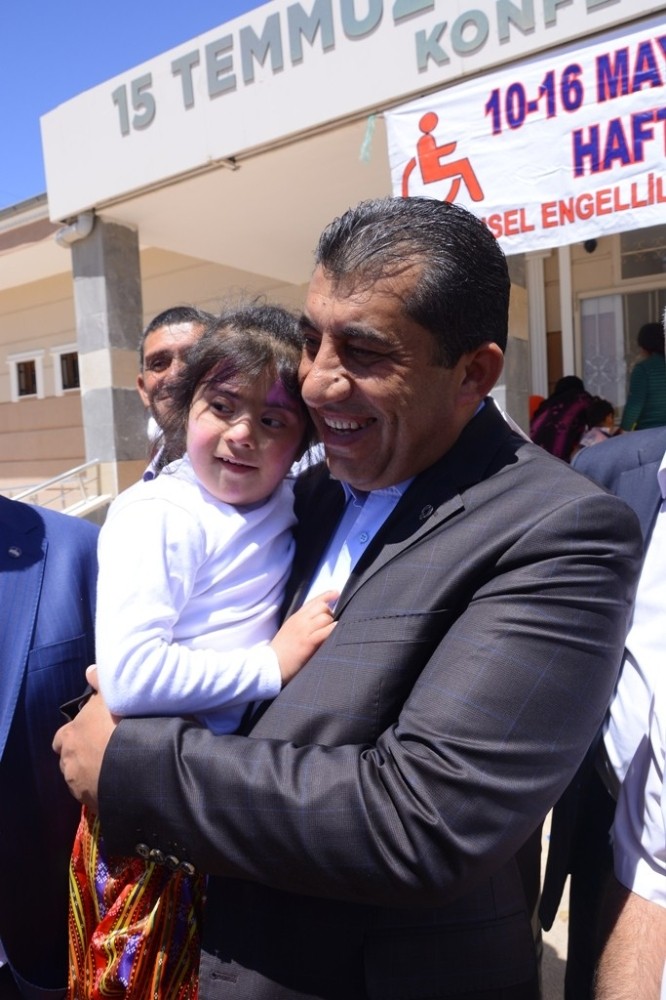 Başkan Atilla, engellilerle halay çekti