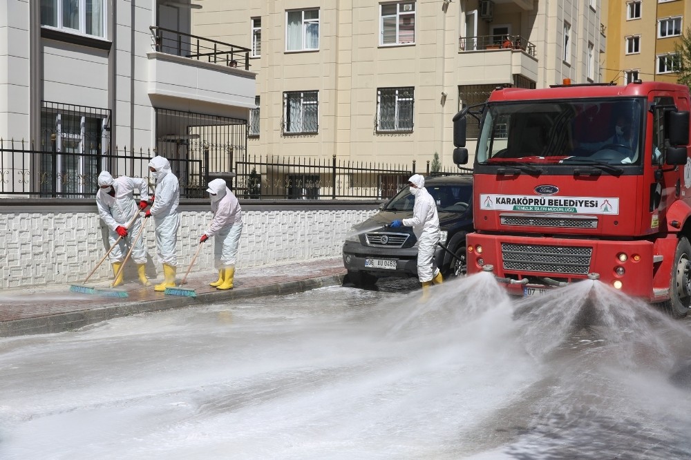Karaköprü’de dezenfekte timi çalışmalarını sürdürüyor
