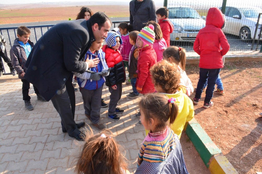 Oyuncak ve giysilerle yaşıtlarını sevindirdiler