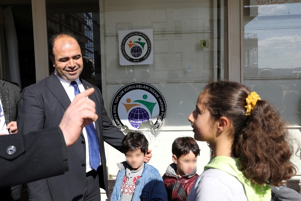 Yardım yapılan Suriyeli çocuk, İstiklal Marşı’nı ezbere okuyarak teşekkür etti