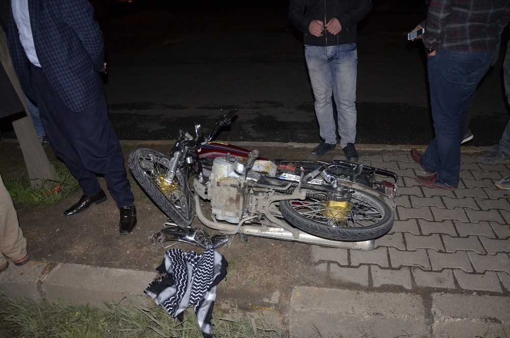 Motosiklet otomobile arkadan çarptı: 2 yaralı